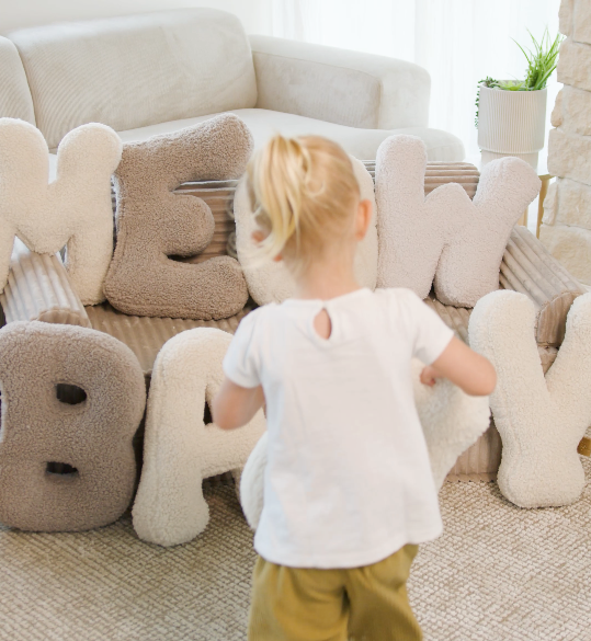 Coussin Alphabet en peluche Bearly – Crème | Lettre au choix