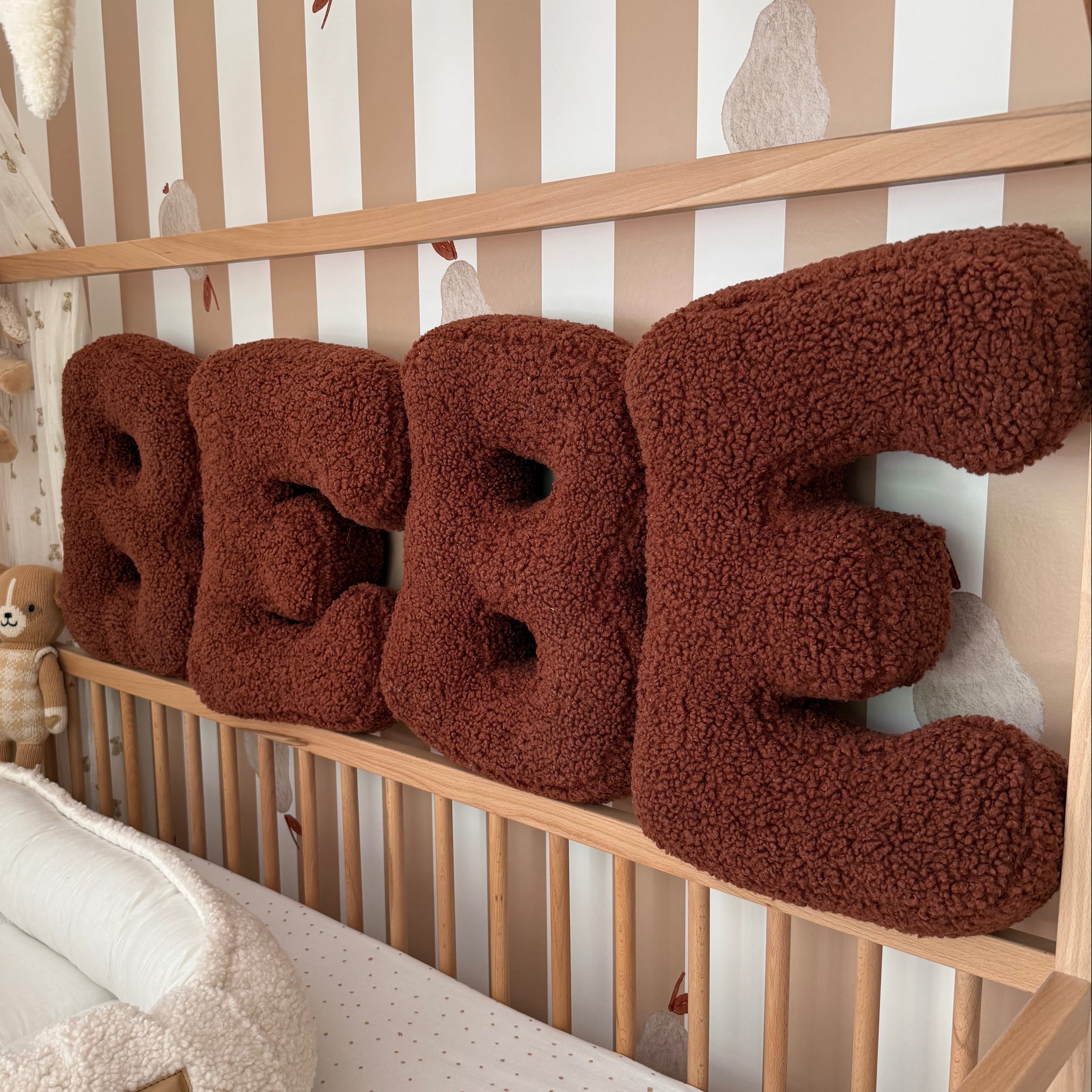 Grand coussin Alphabet en peluche Bearly – Marron | Lettre au choix