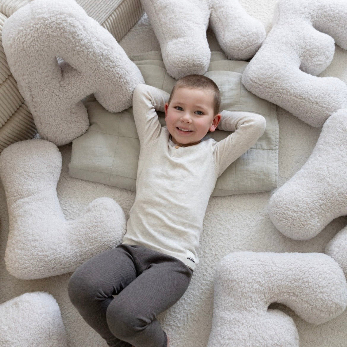 Grand coussin Alphabet en peluche Bearly – Blanc cassé | Lettre au choix