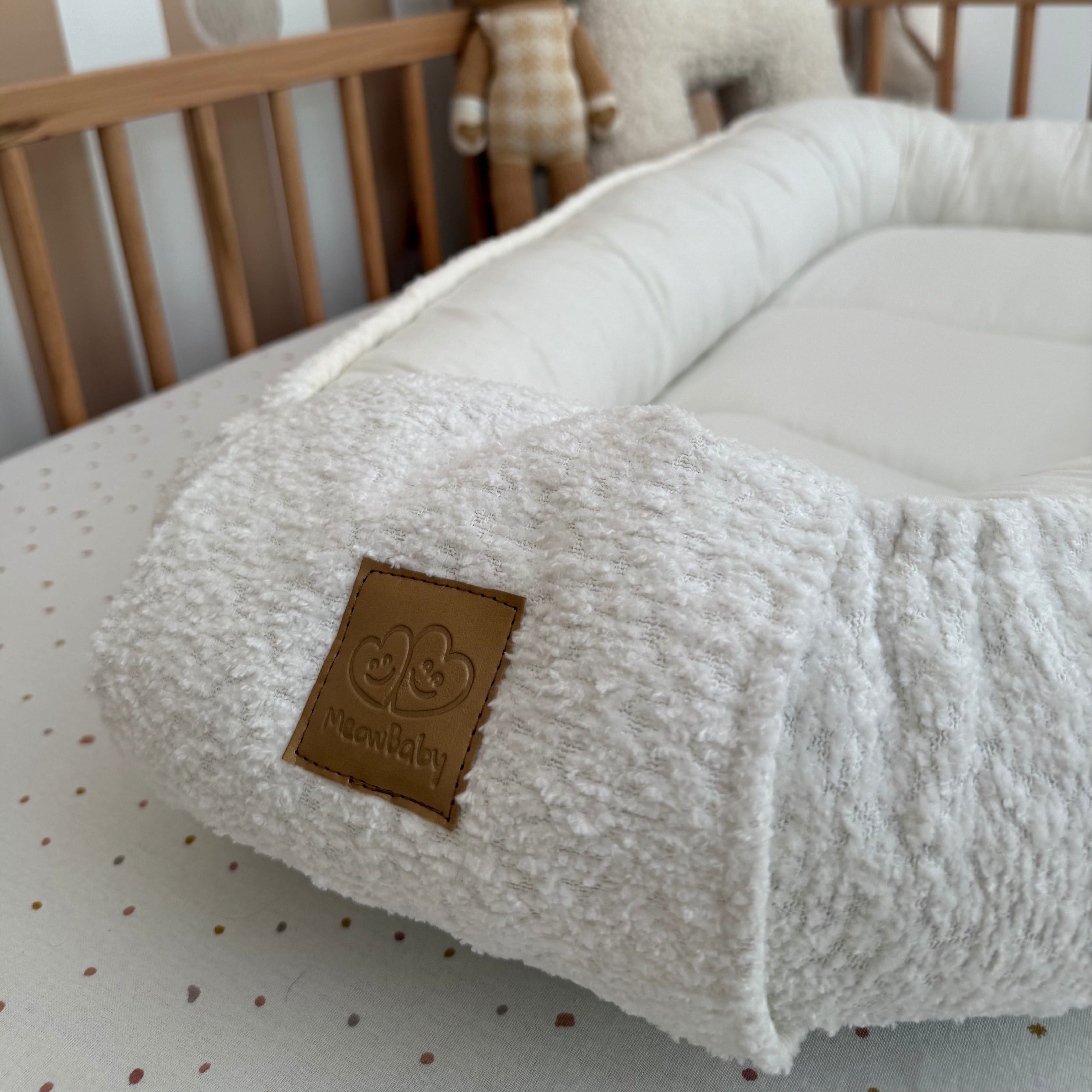 Nid d'ange, réducteur de lit pour bébé en tissu texturé bouclé