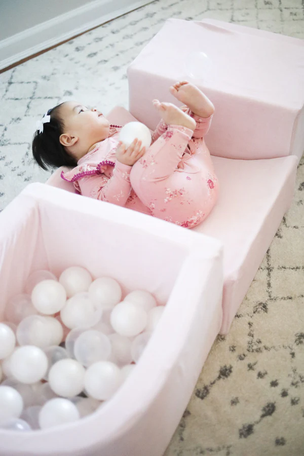 Parcours de motricité avec petite piscine à balles, en velours - Rose | Balles au choix