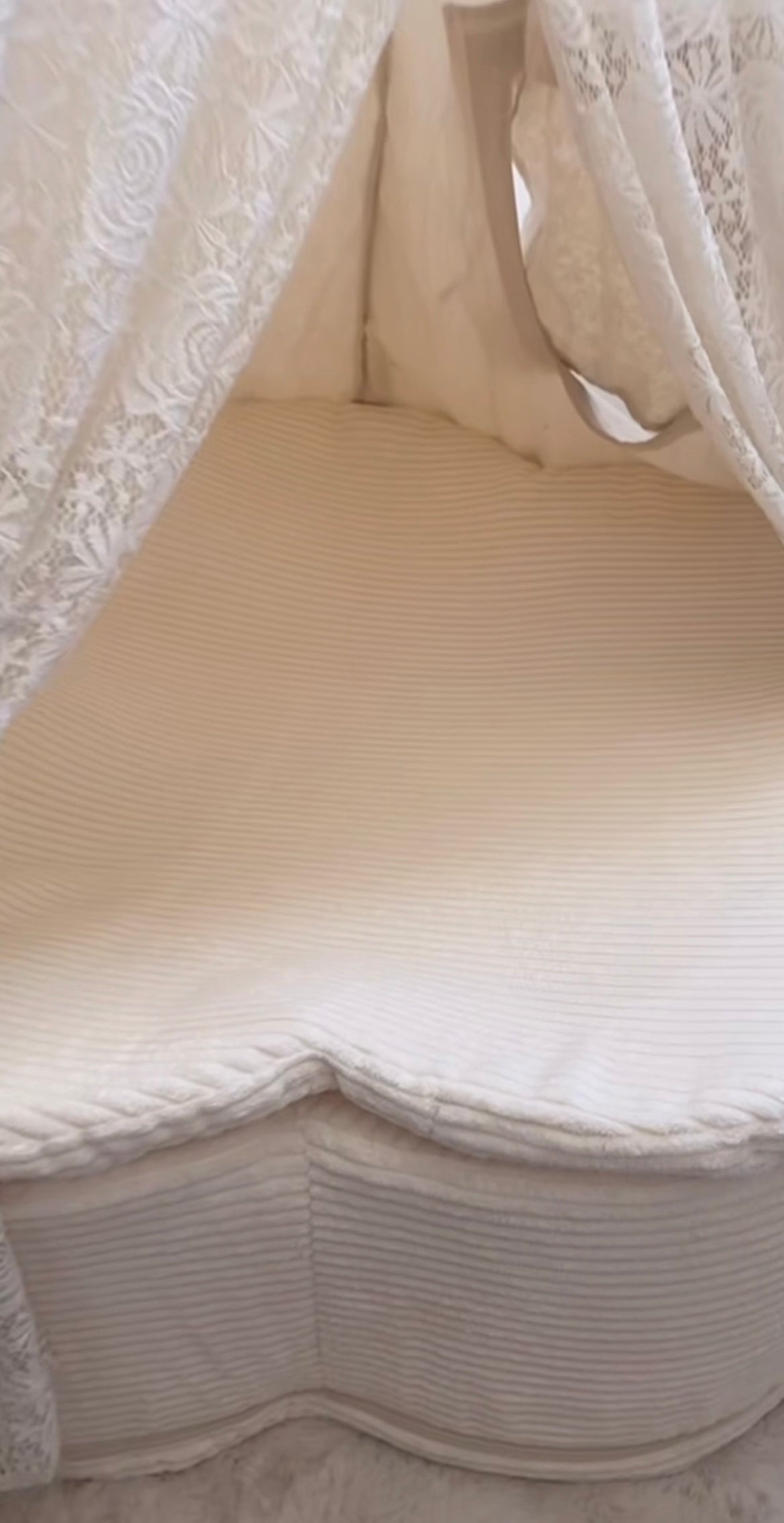 Piscine à balles Fleur 93x30 cm avec son tapis de jeu en velours Aesthetic, 200 balles – Crème | Balles au choix