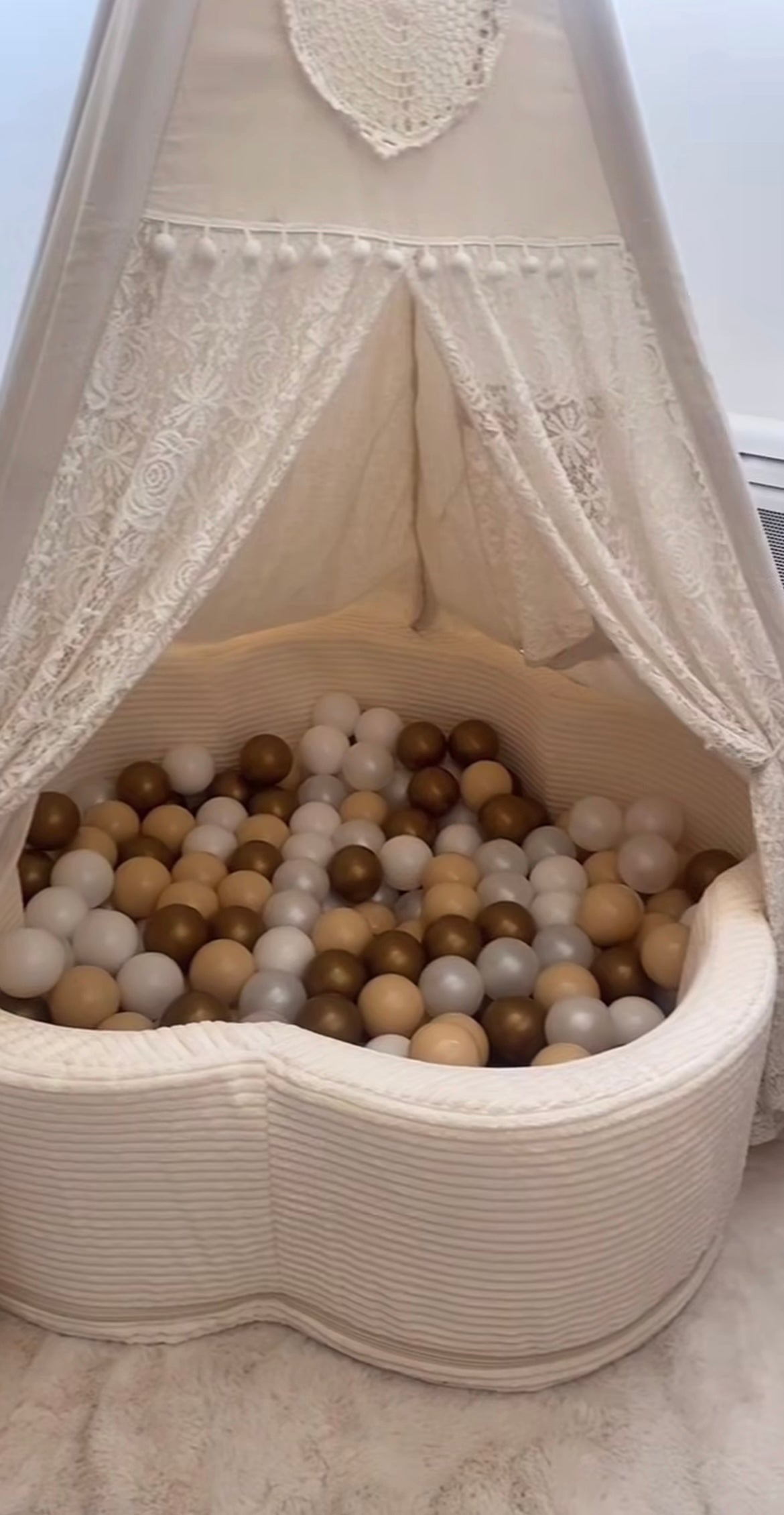 Piscine à balles Fleur 93x30 cm avec son tapis de jeu en velours Aesthetic, 200 balles – Crème | Balles au choix