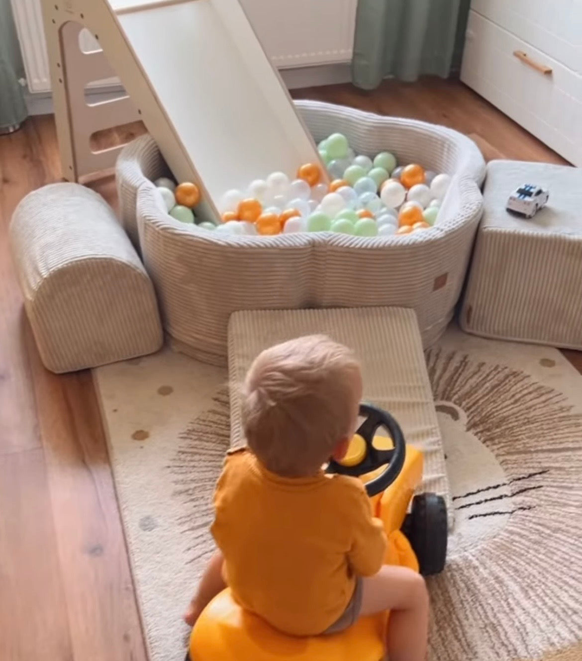 Piscine à balles Fleur 93x30 cm avec son tapis de jeu en velours Aesthetic, 200 balles – Écru | Balles au choix