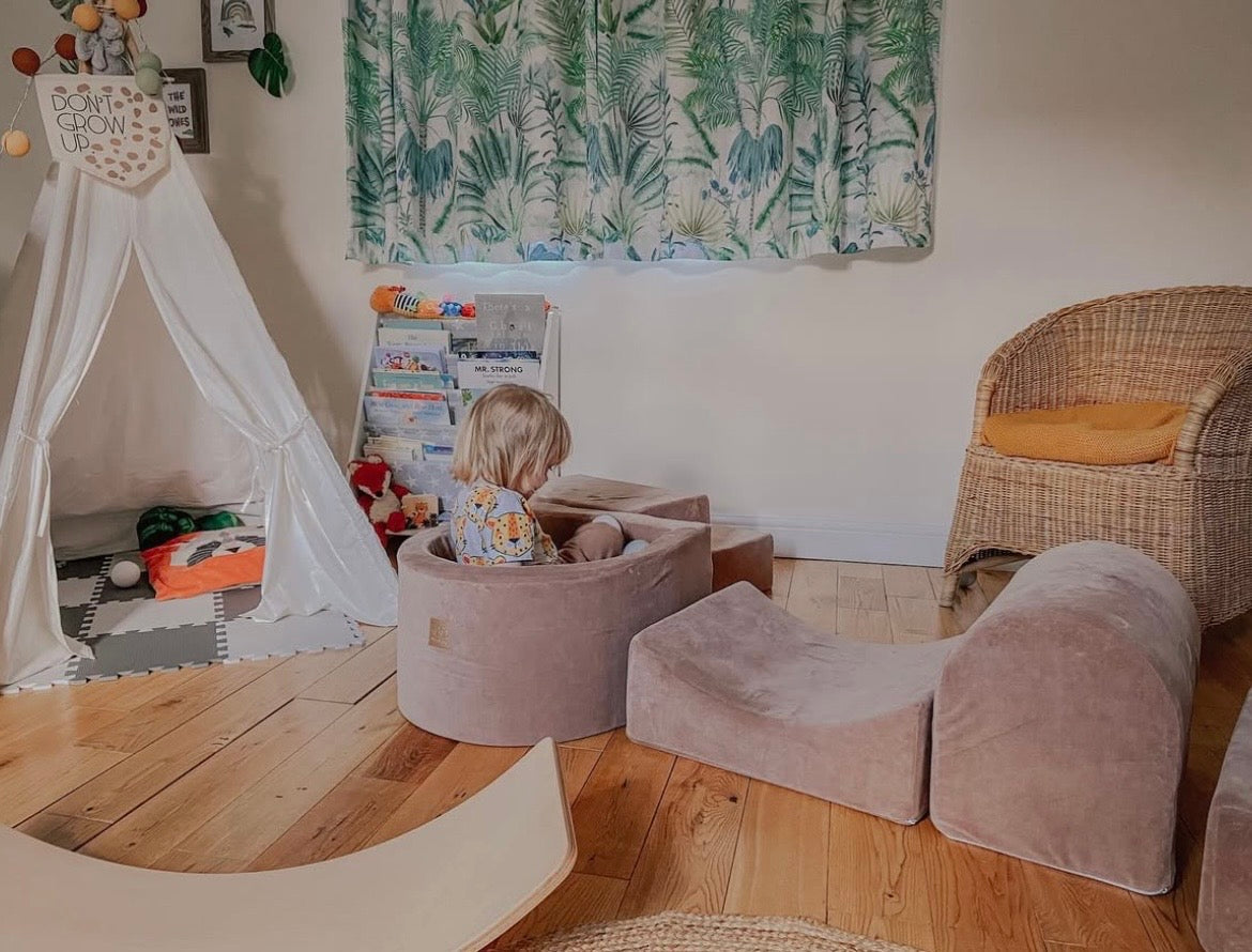 Parcours de motricité avec petite piscine à balles, en velours - Marron glacé | Balles au choix