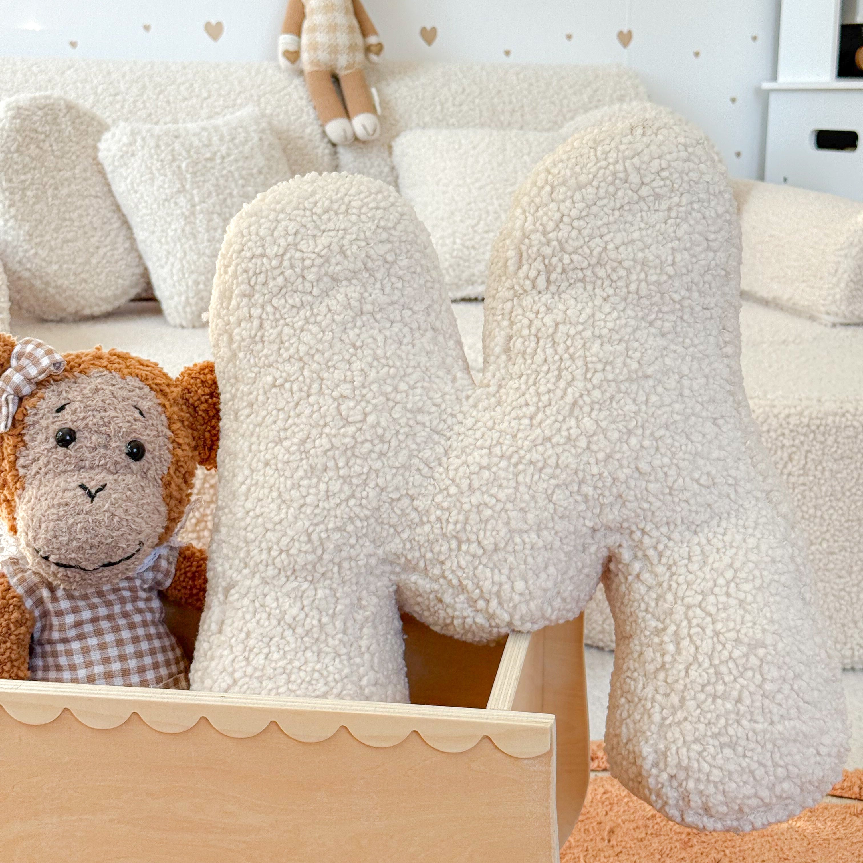 Coussin Alphabet en peluche Bearly – Crème | Lettre au choix