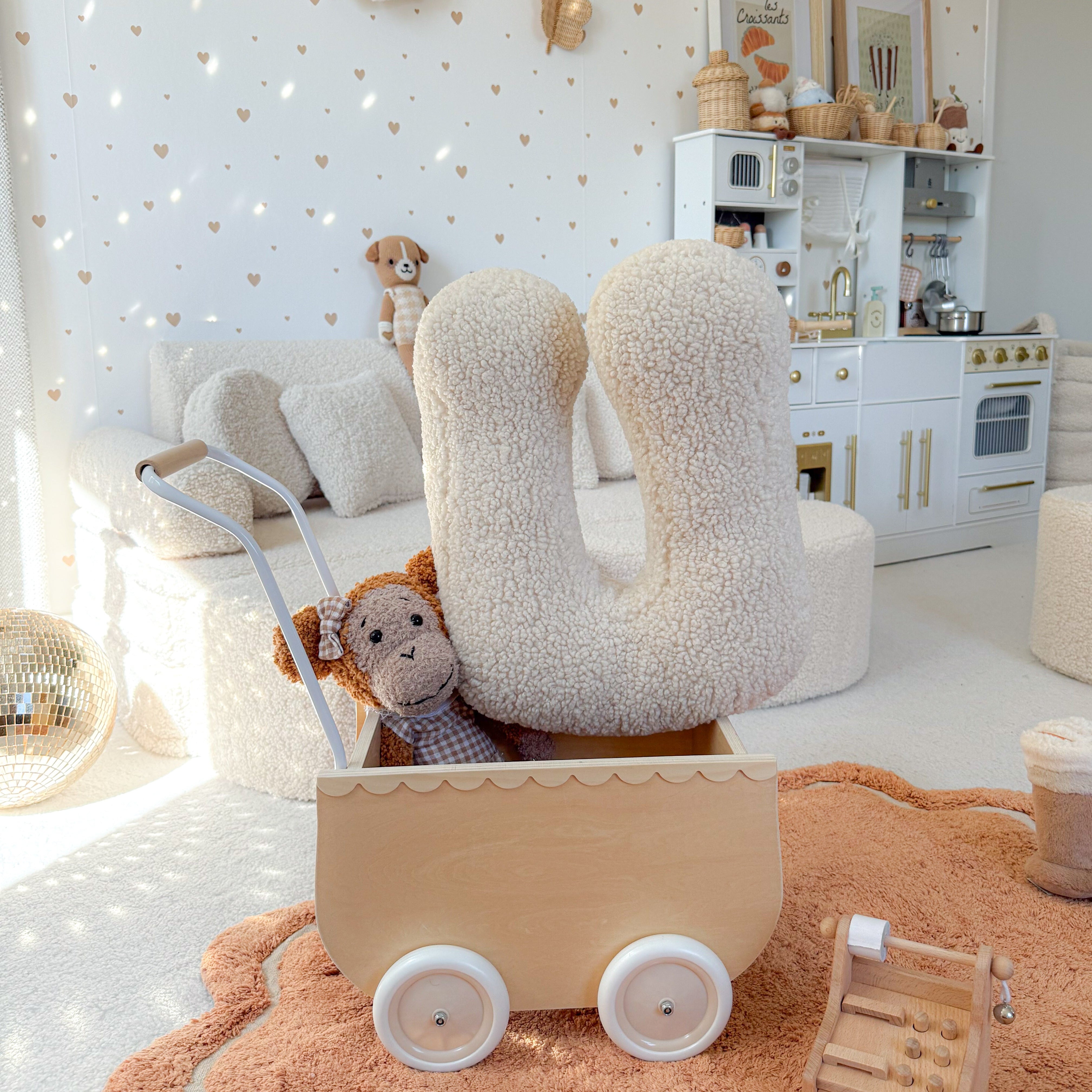 Coussin Alphabet en peluche Bearly – Crème | Lettre au choix