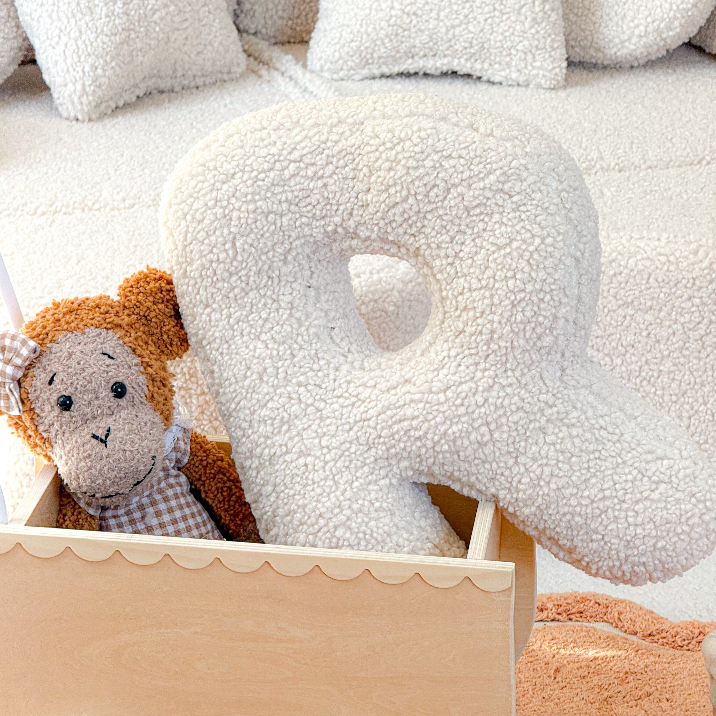 Coussin Alphabet en peluche Bearly – Crème | Lettre au choix