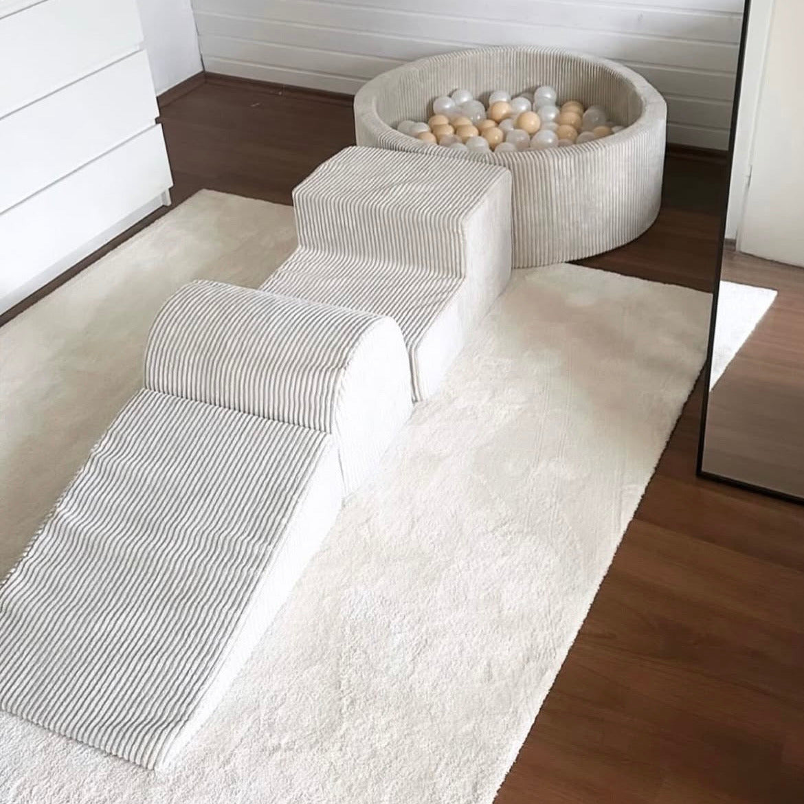 Parcours avec piscine à balles ronde 90x30 cm en velours Corduroy à larges côtes Aesthetic, 200 balles - Écru | Balles au choix