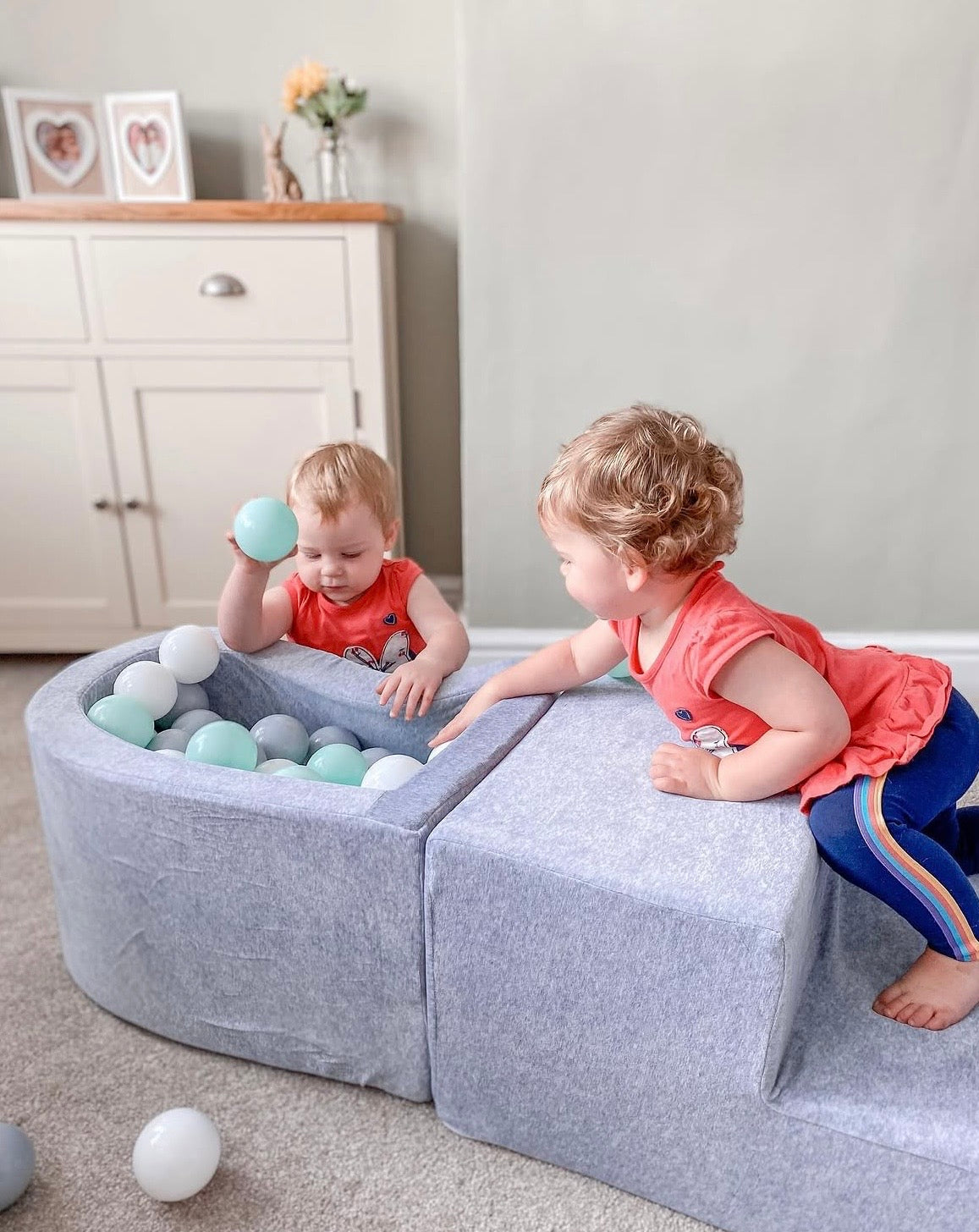 Parcours de motricité avec petite piscine à balles, en velours - Beige | Balles au choix