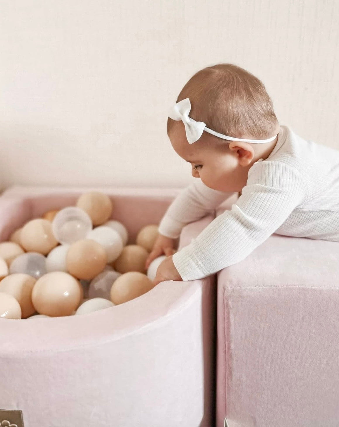 Parcours de motricité avec petite piscine à balles, en velours - Rose | Balles au choix