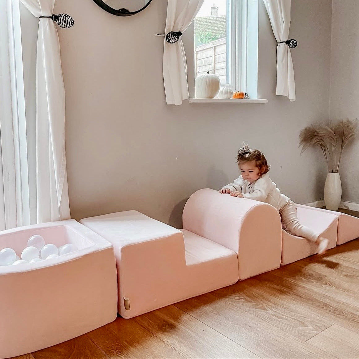 Parcours de motricité avec petite piscine à balles, en velours - Rose | Balles au choix