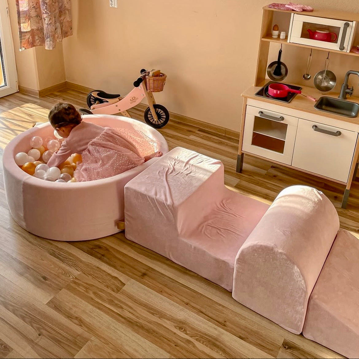 Parcours 3 pièces avec piscine à balles ronde 90x30 cm en velours, 200 balles - Rose | Balles au choix