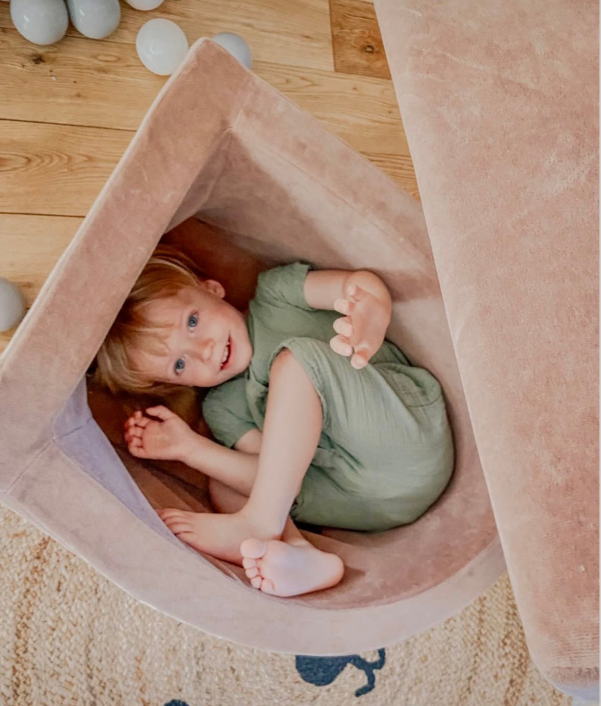 Parcours de motricité avec petite piscine à balles, en velours - Marron glacé | Balles au choix