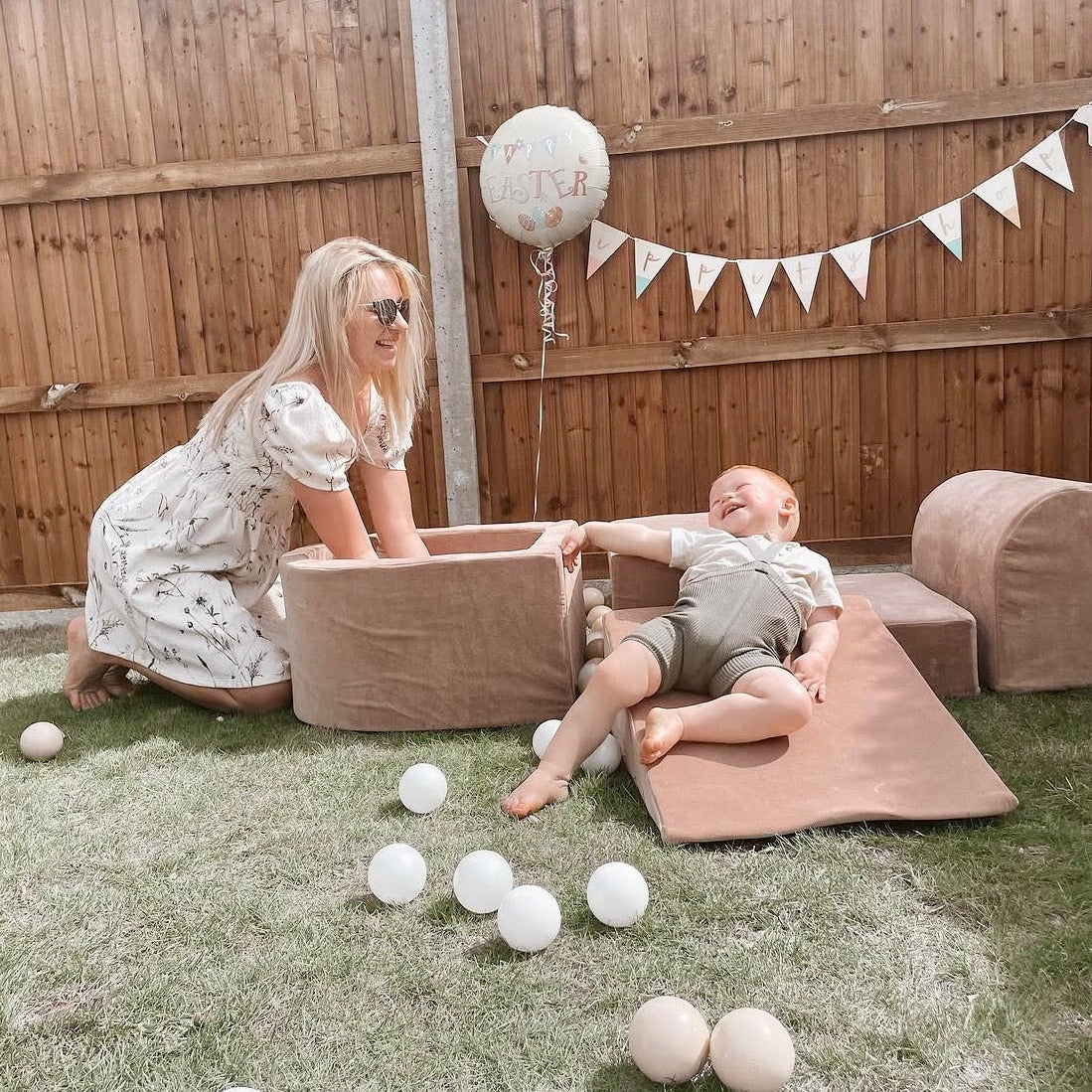 Parcours de motricité avec petite piscine à balles, en velours - Marron glacé | Balles au choix