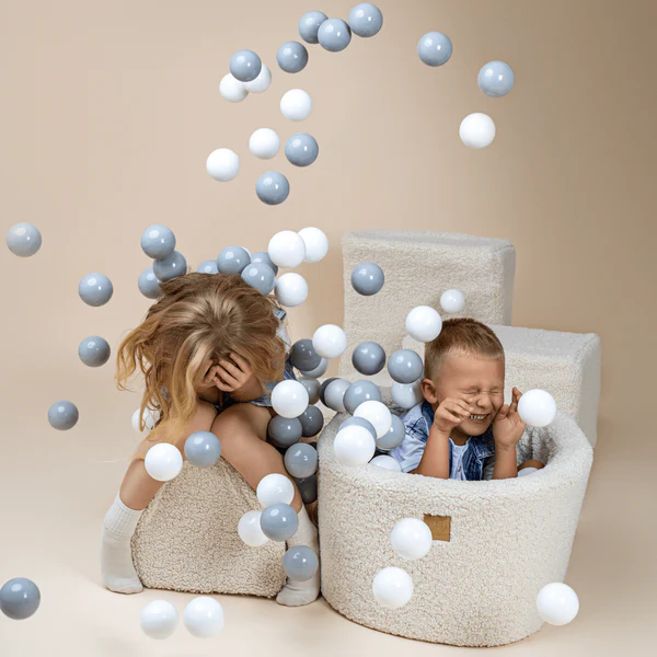 Parcours de motricité avec petite piscine à balles, en peluche Bearly - Blanc | Balles au choix
